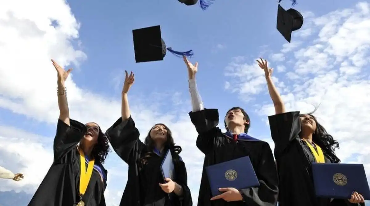 الدراسة في تركيا للسوريين - طلاب جامعيون يحتفلون بالتخرج